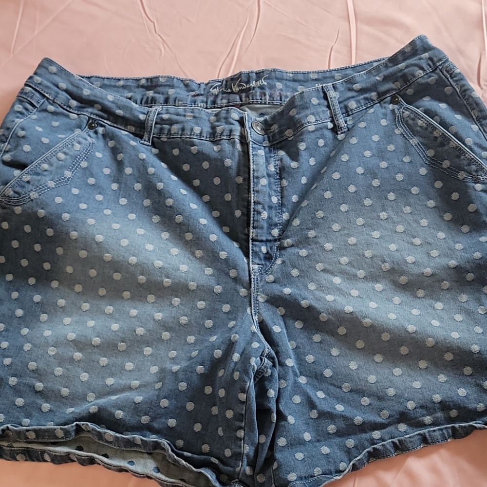 Gloria Vanderbuilt short